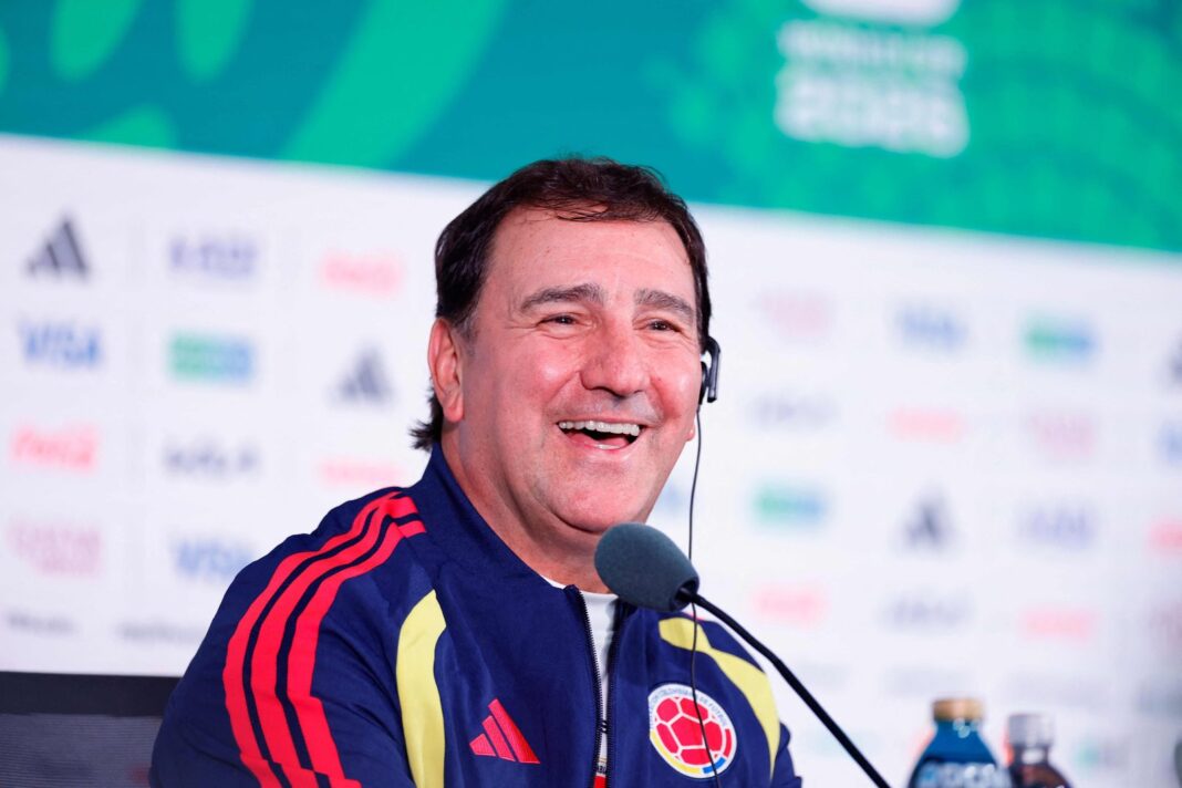 Néstor Lorenzo durante una conferencia de previa al Mundial 2026