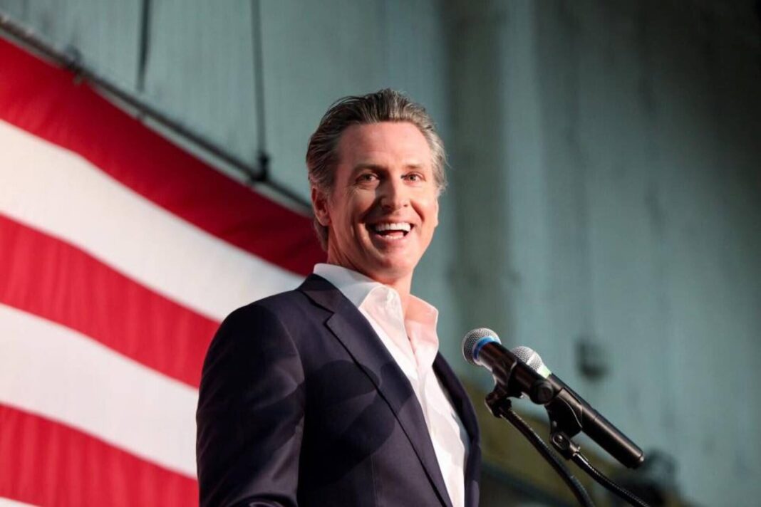 Gavin Newsom durante un anuncio sobre vivienda asequible en California