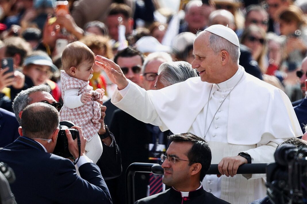 Papa León XIV bendice a un bebé durante recorrido en Madrid