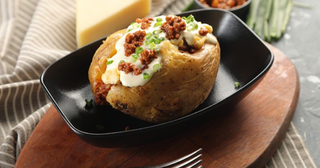 Papas rellenas con carne picada y queso gratinado
