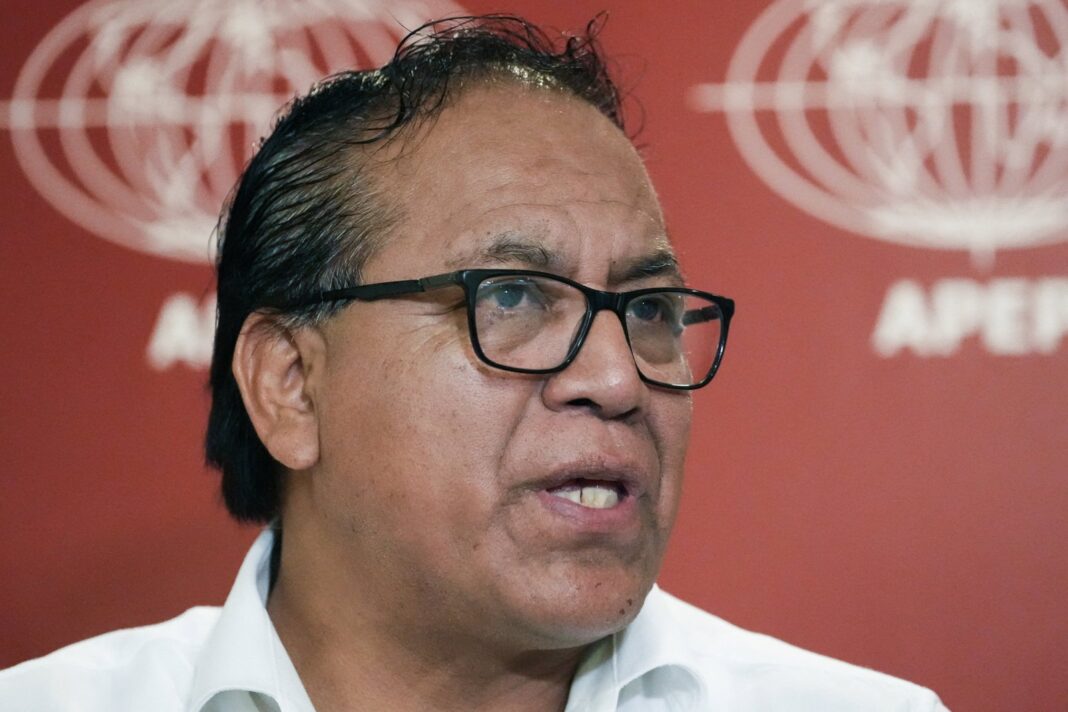 Roberto Sánchez sin sombrero en un establecimiento de Jesús María, Lima
