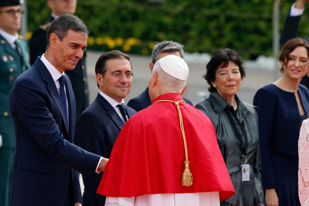 Pedro Sánchez y el Papa León XIV durante el encuentro en la nunciatura apostólica