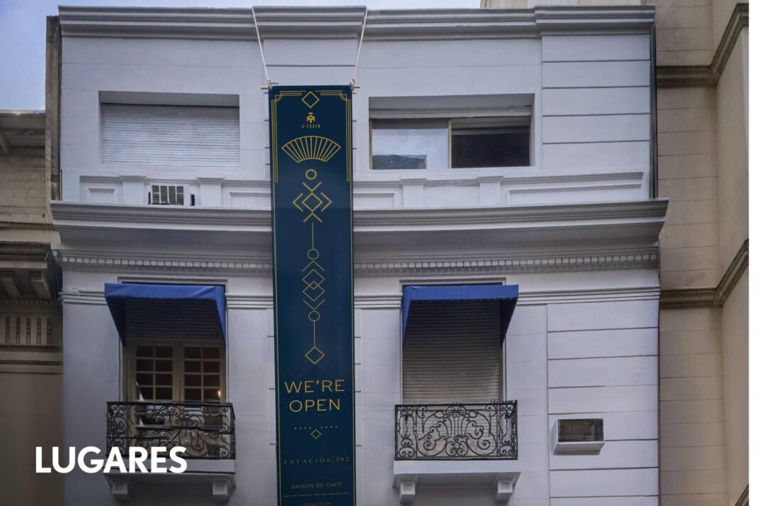 Interior del petit hotel de Recoleta restaurado con vitrales y pisos dameros