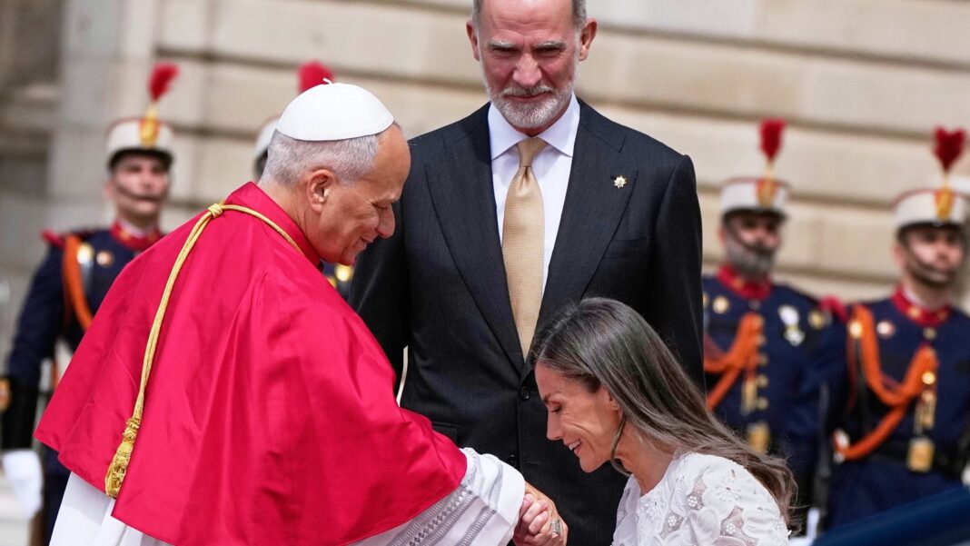 El papa León XIV saluda a los reyes Felipe VI y Letizia en el aeropuerto de Madrid
