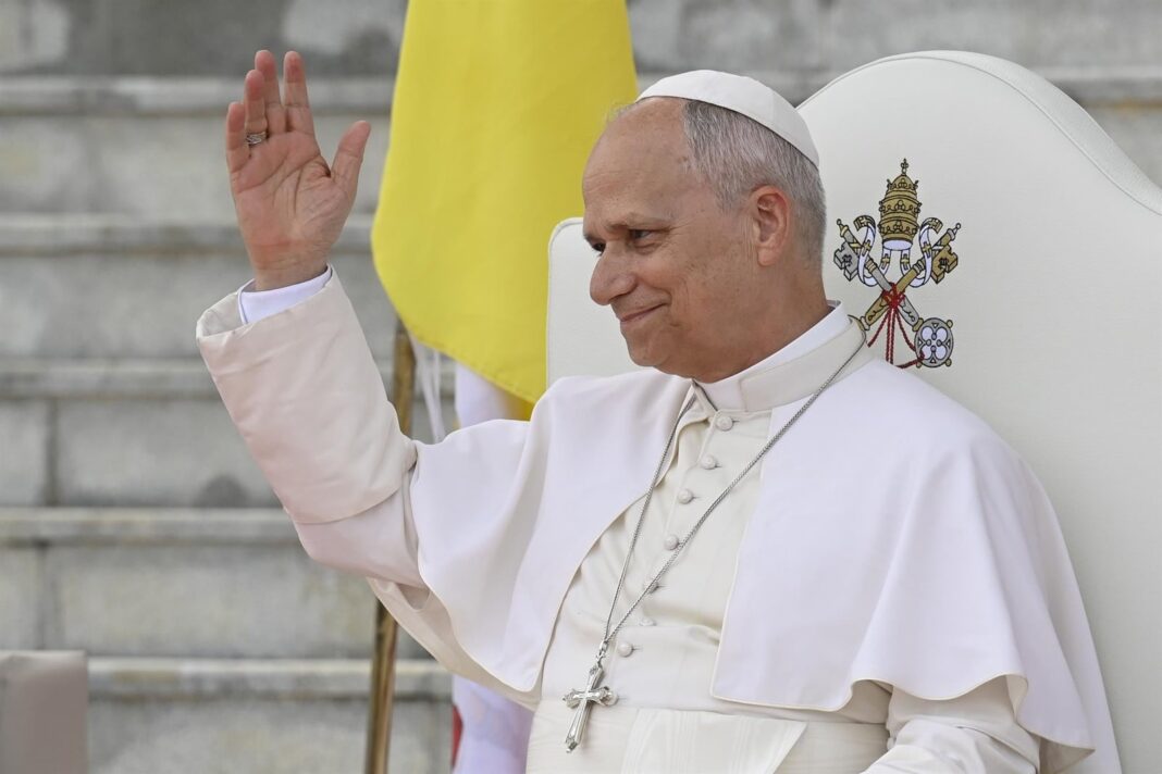 Papa León XIV saludando durante una visita oficial
