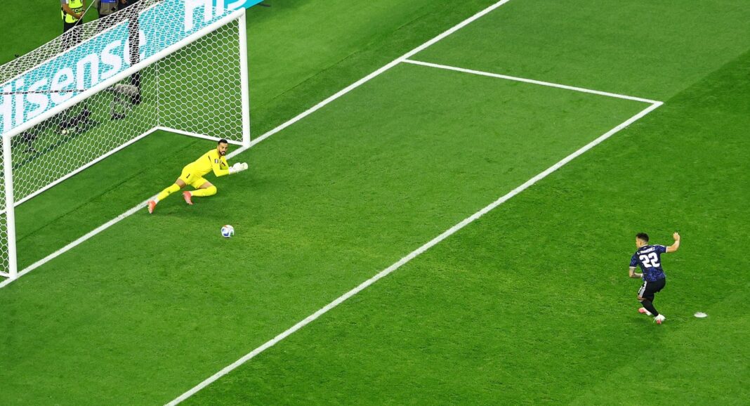 Jugador de fútbol ejecutando un penal durante un partido de la Copa del Mundo