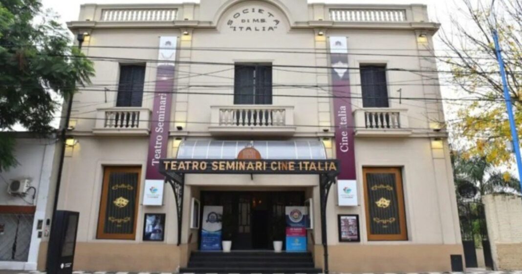 Interior del Teatro Seminari de Escobar con nuevas butacas y escenario