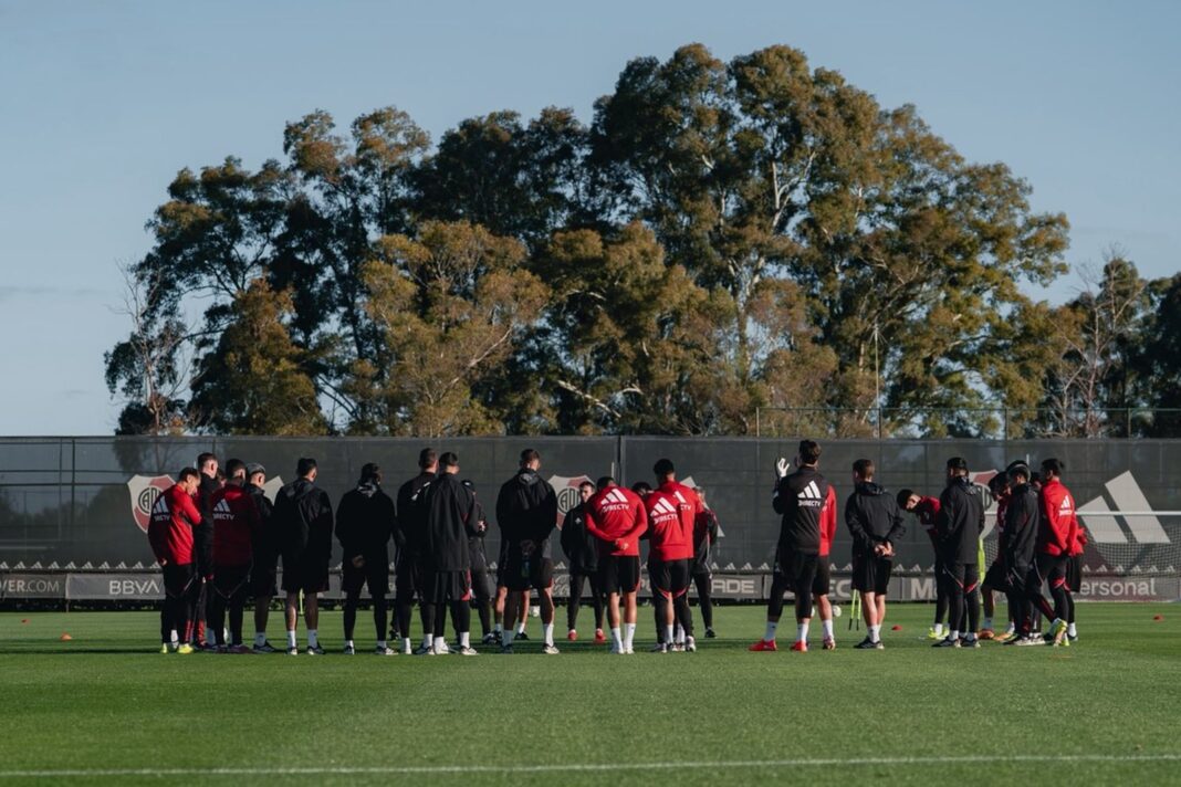 Estadio Monumental de River Plate con banderas del club