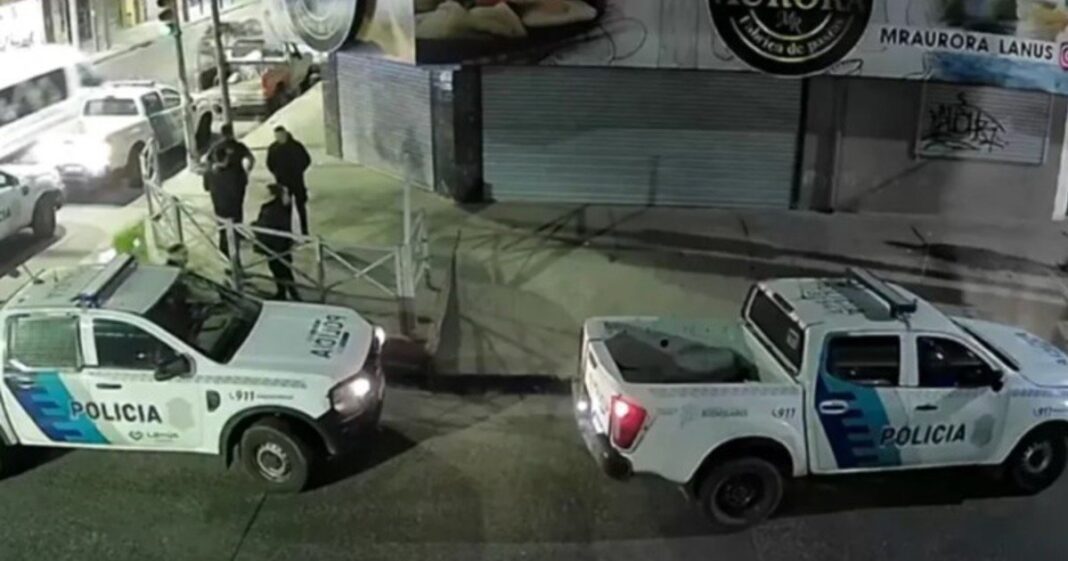 Cámaras de seguridad muestran a un hombre sobre los techos de una fábrica de pastas en Lanús mientras patrulleros están en la calle