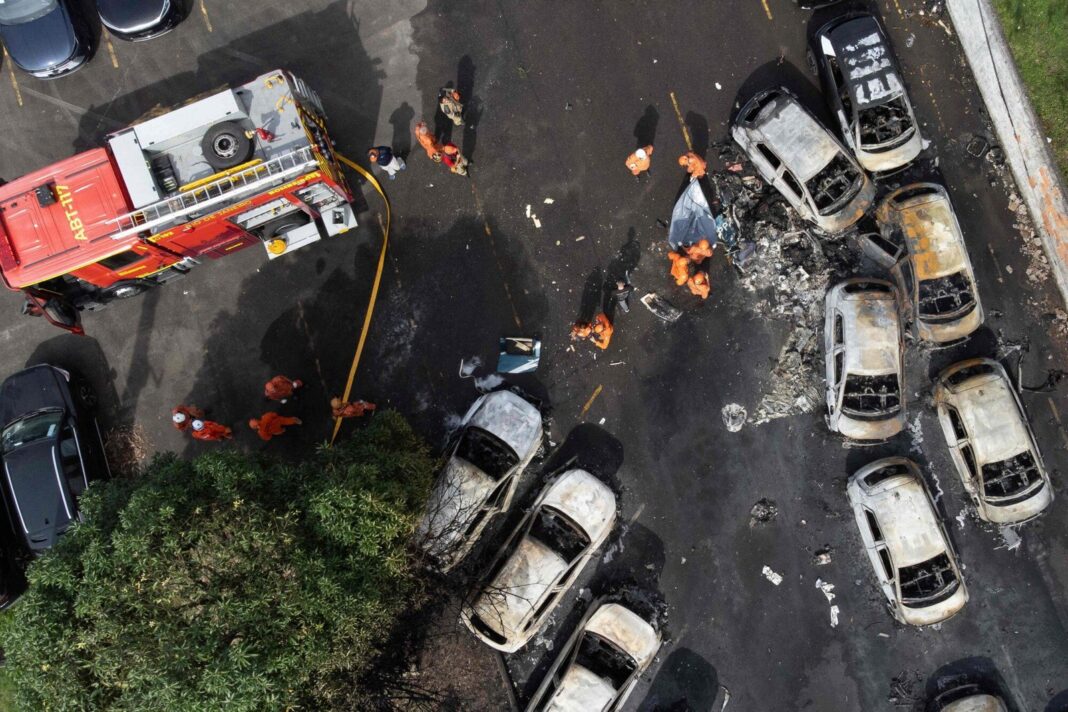Restos de helicópteros y vehículos quemados tras el choque en Recreio dos Bandeirantes, Río de Janeiro