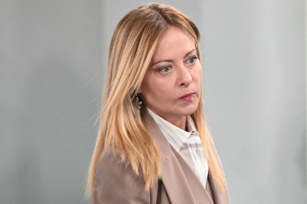 Giorgia Meloni y Donald Trump sentados en un sofá durante una pausa del G7 en Evian