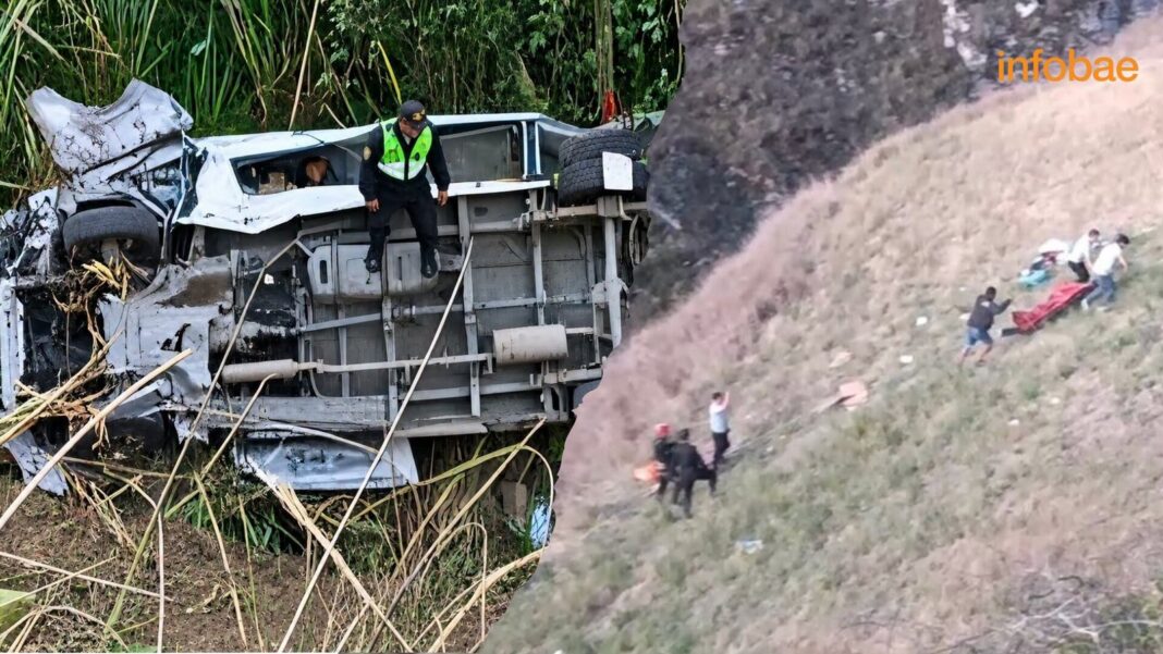 Rescatistas trabajan en la recuperación de víctimas tras la caída de una combi a un abismo en Cajamarca
