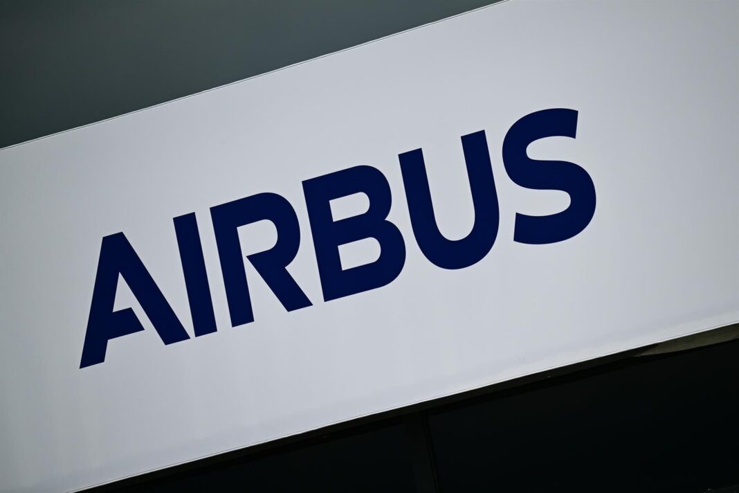 Logo de Airbus en la fachada de una de sus fábricas en España