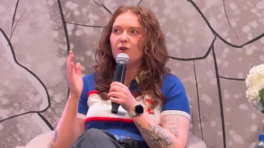 Alice Oseman en el Teatro Esperanza Iris de la Ciudad de México