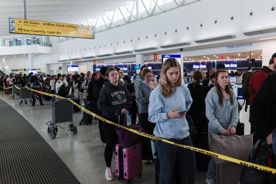 Agente de ICE en un aeropuerto durante un control migratorio