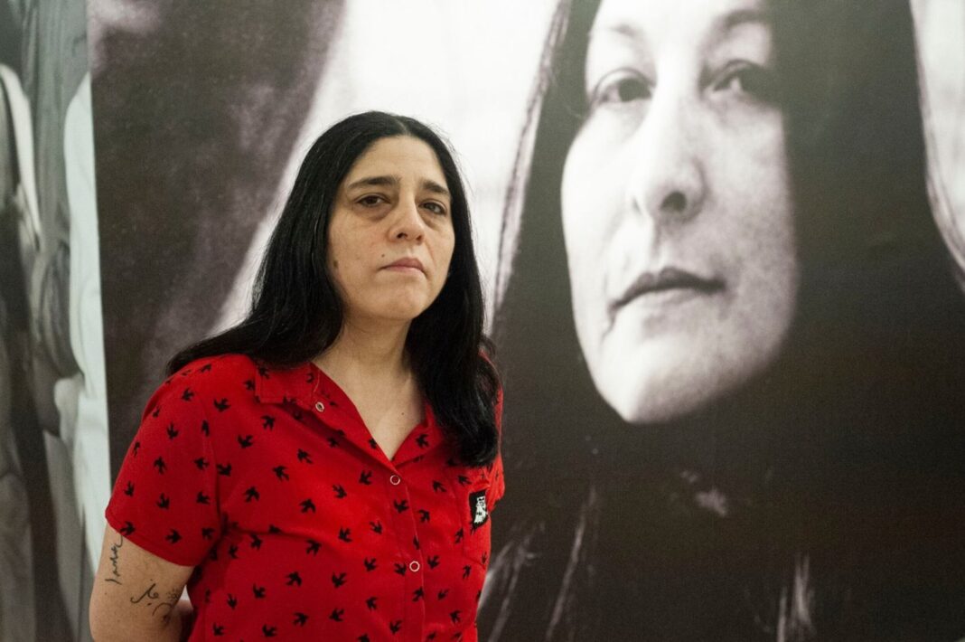 Araceli Matus sostiene el libro Mercedes Sosa, Pájaro azul