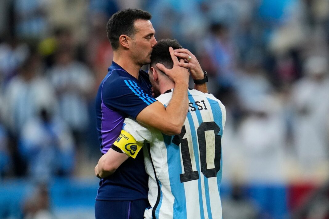 Lionel Scaloni y Lionel Messi abrazados durante un partido de la Selección argentina