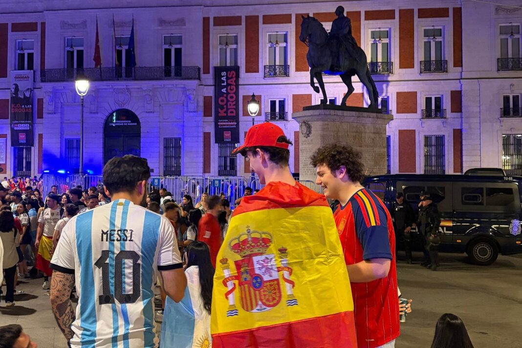 Argentinos con banderas en la Plaza de España de Madrid antes del partido