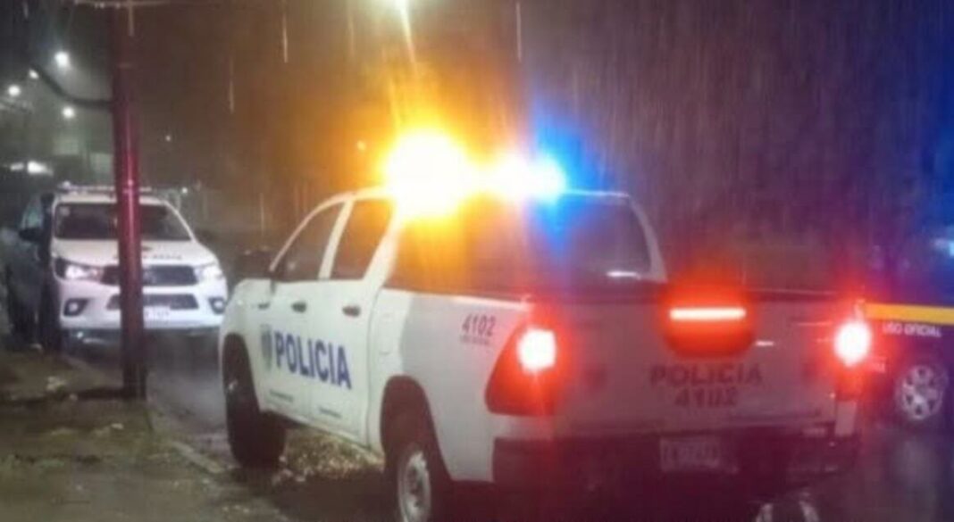 Vivienda en Turrialba donde ocurrió el ataque armado, con presencia de autoridades policiales