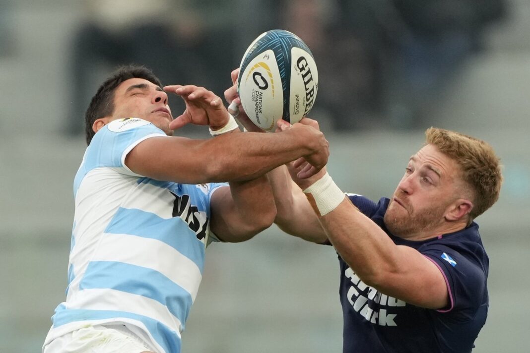 Jugadores de Los Pumas en un partido de rugby ante Escocia