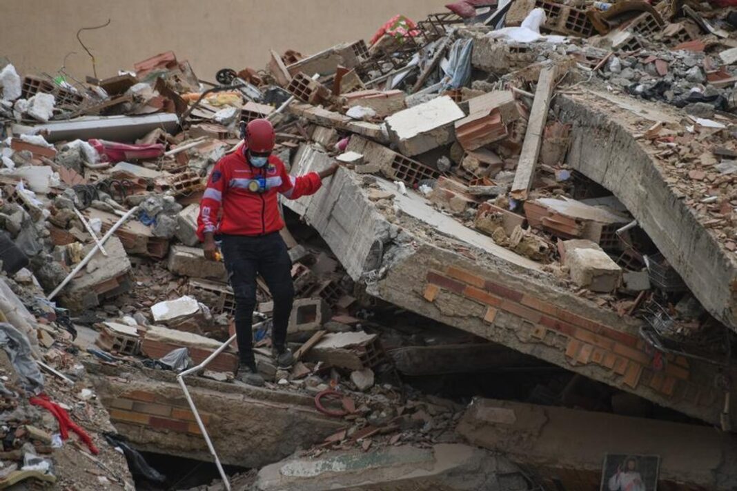 Ingenieros evaluando viviendas dañadas por terremotos en Venezuela