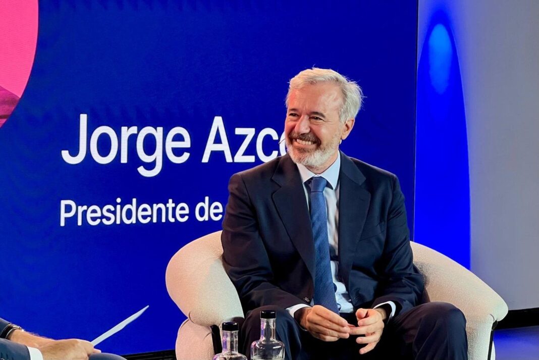 Jorge Azcón durante un acto político