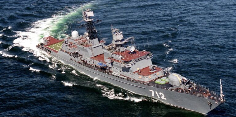Buque de guerra ruso realizando maniobras en el mar
