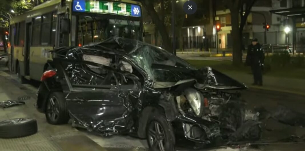 Grúa retirando un auto destruido en los carriles centrales del metrobus en Avenida Santa Fe y Darregueira, Palermo