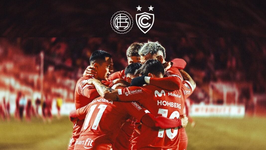 Escudos de Cienciano y Lanús enfrentados en un fondo de estadio de fútbol
