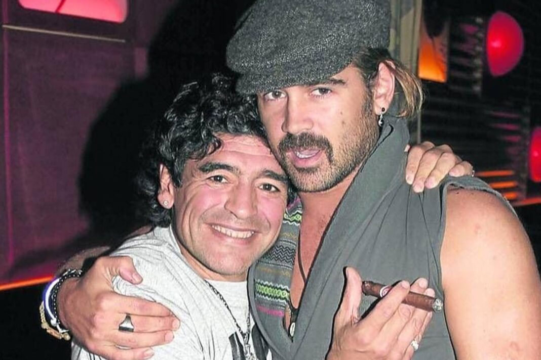Colin Farrell besando en la boca a Diego Maradona en un boliche de Buenos Aires en 2005