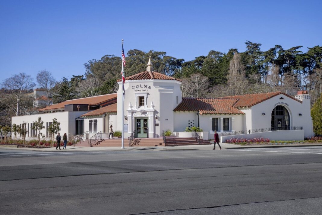 Vista de un cementerio en Colma, California, con lápidas y árboles