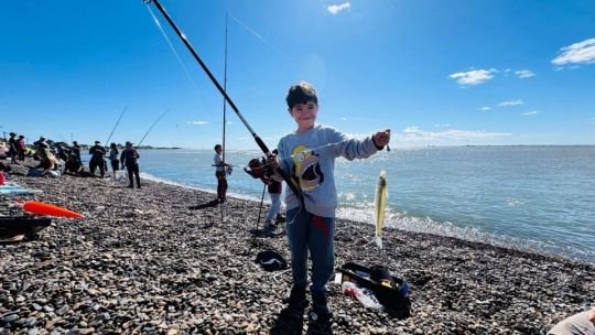 Niños pescando en la costa de Bahía San Blas