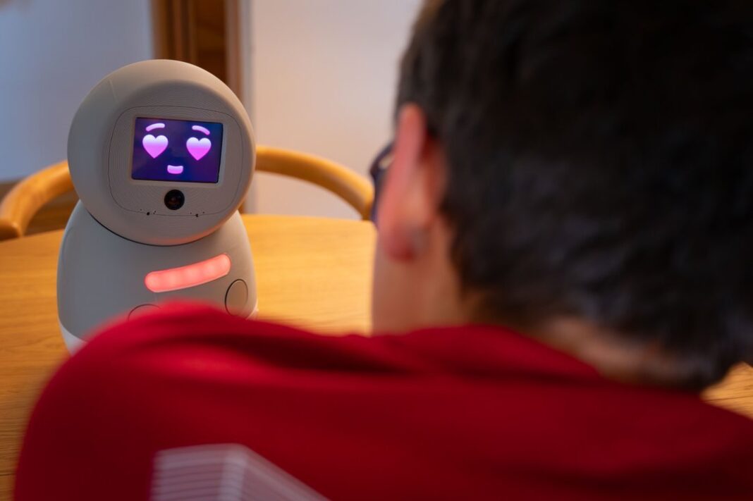 Robot social del CSIC utilizado en terapia con niños con autismo
