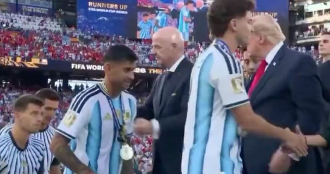 Cuti Romero y Licha Martínez durante la entrega de medallas en la final del Mundial 2026