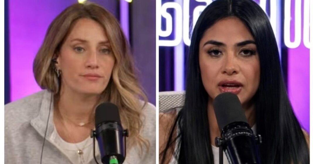 Daniela Celis posando frente a un espejo con una remera blanca