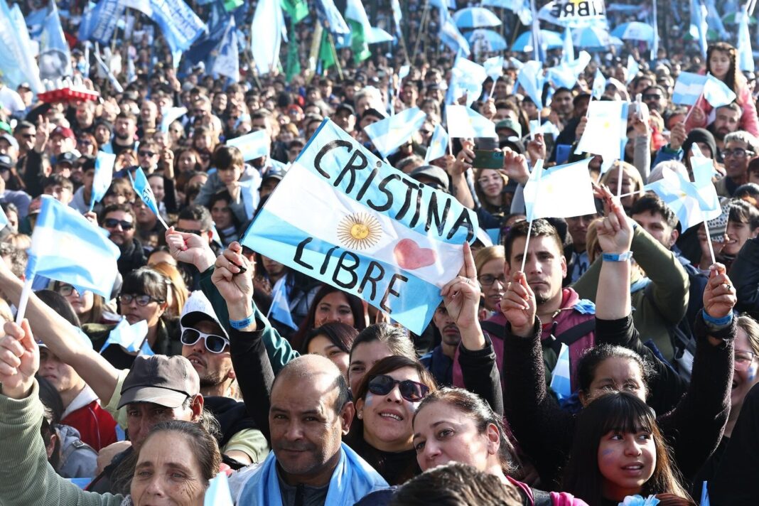 Manifestantes con carteles pidiendo la liberación de Cristina Kirchner frente a tribunales