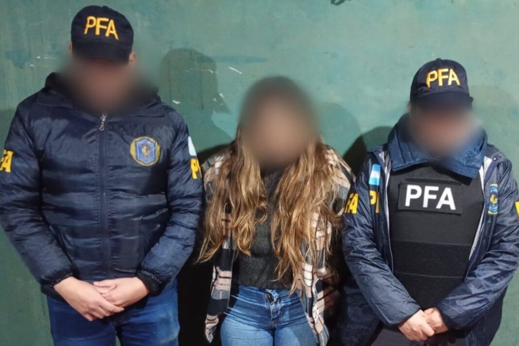 Efectivos policiales durante un allanamiento en Tigre