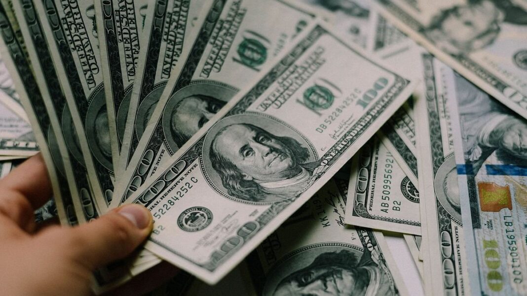 Billetes de dólar estadounidense sobre una superficie