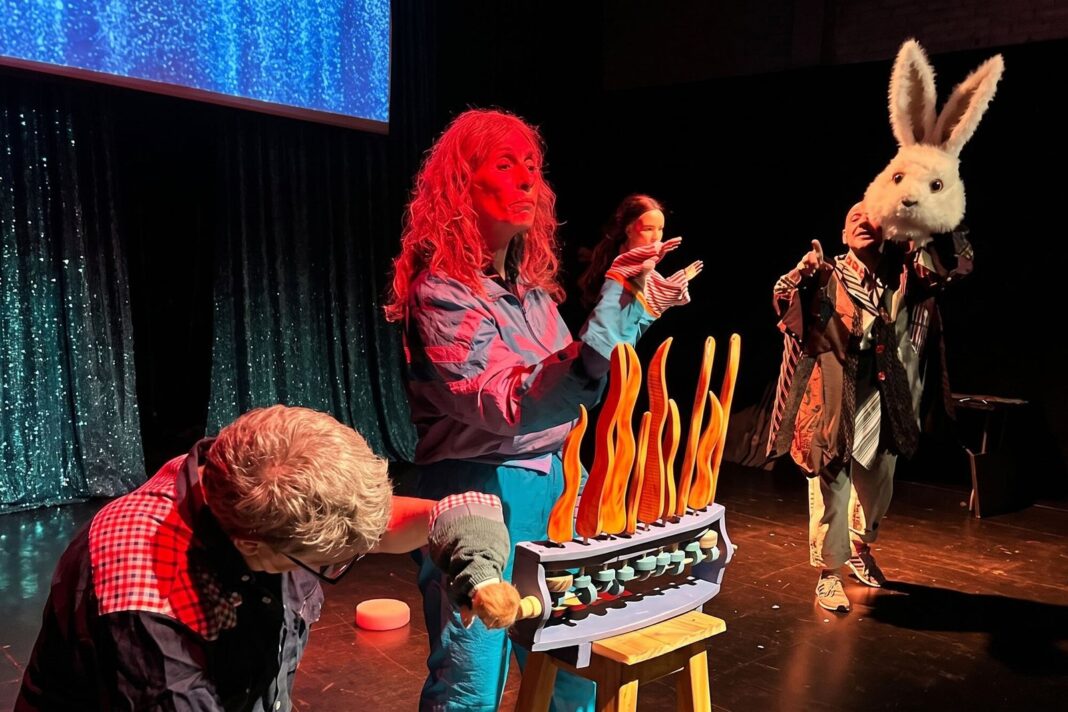 Escena de la obra El descubrimiento del amor con títeres y actores en el Teatro Del Pueblo