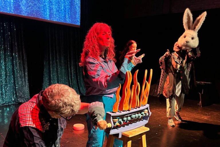 Escena de la obra El descubrimiento del amor con títeres y actores en el Teatro Del Pueblo