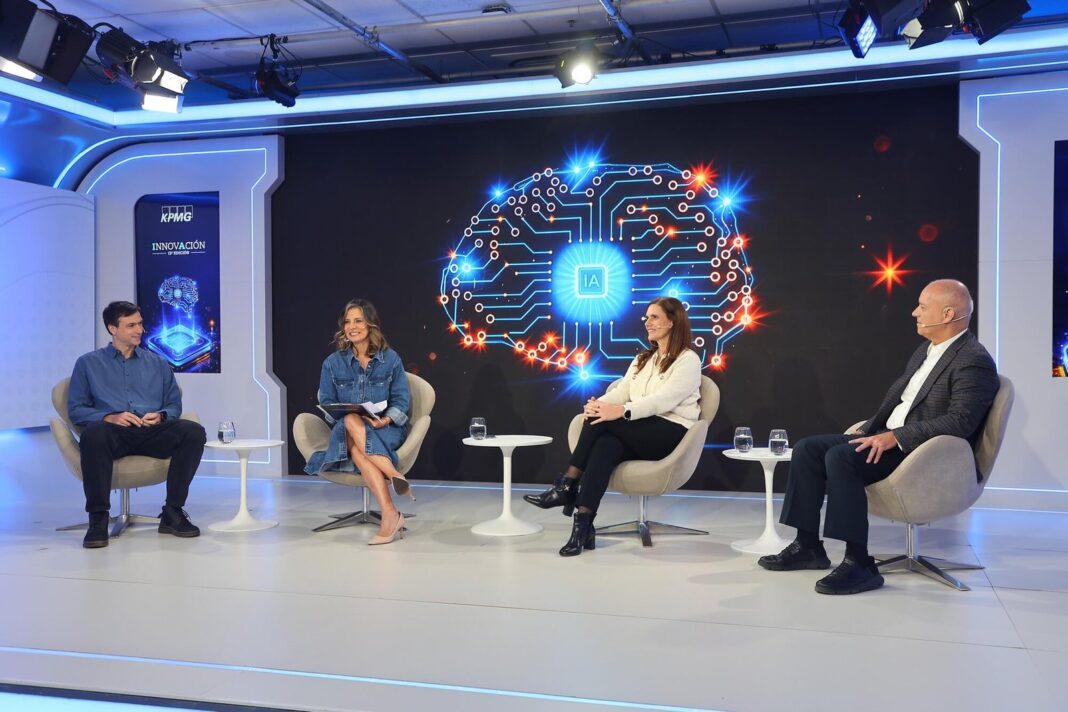 Ejecutivos de empresas en panel de innovación discutiendo datos e inteligencia artificial