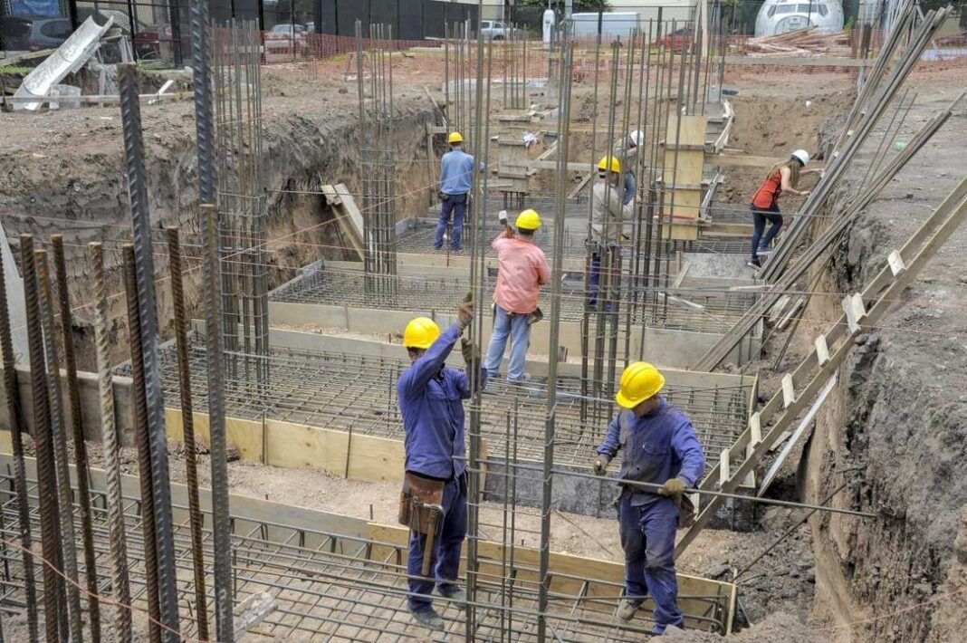 Gráfico de barras con permisos de construcción en municipios argentinos 2021-2025