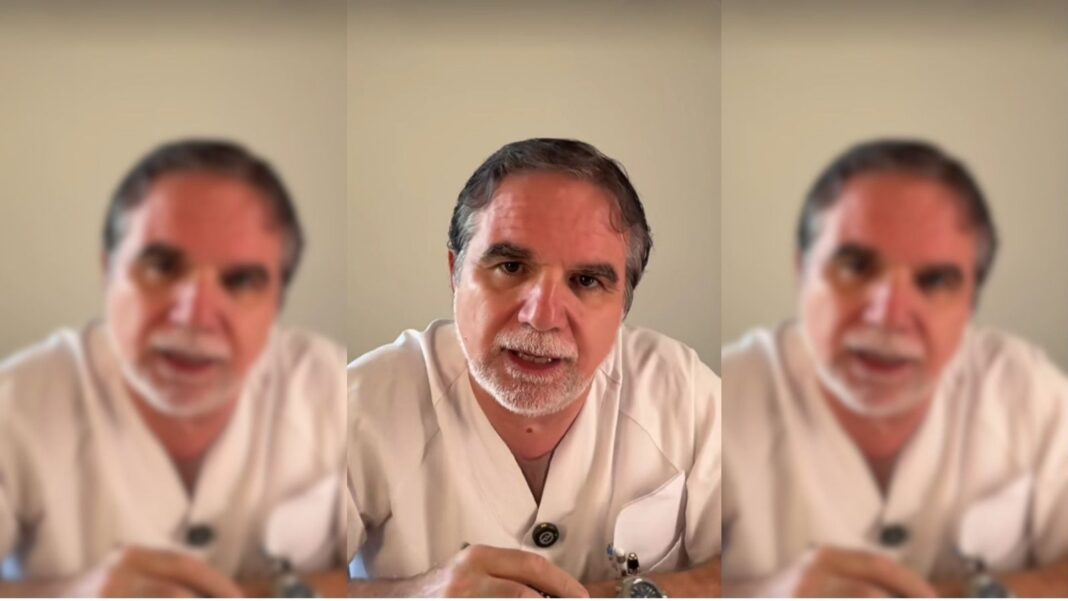 Persona escribiendo a mano con bolígrafo sobre un cuaderno