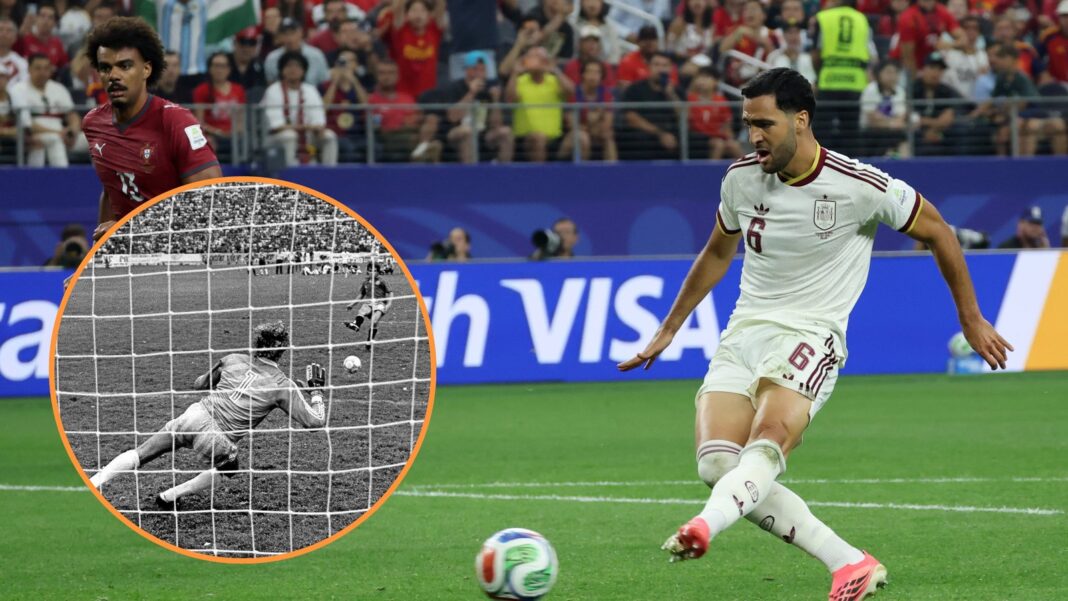 Jugadores de España y Bélgica en el campo durante un partido de fútbol