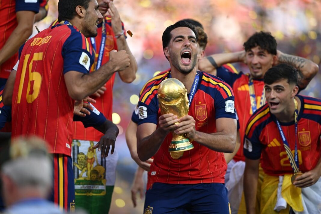 Jugadores de España celebrando el título del Mundial 2026
