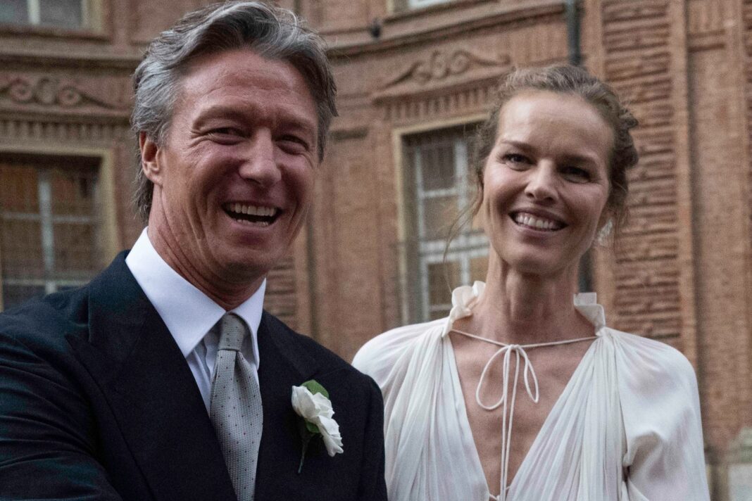 Eva Herzigova con vestido blanco durante su boda en Turín