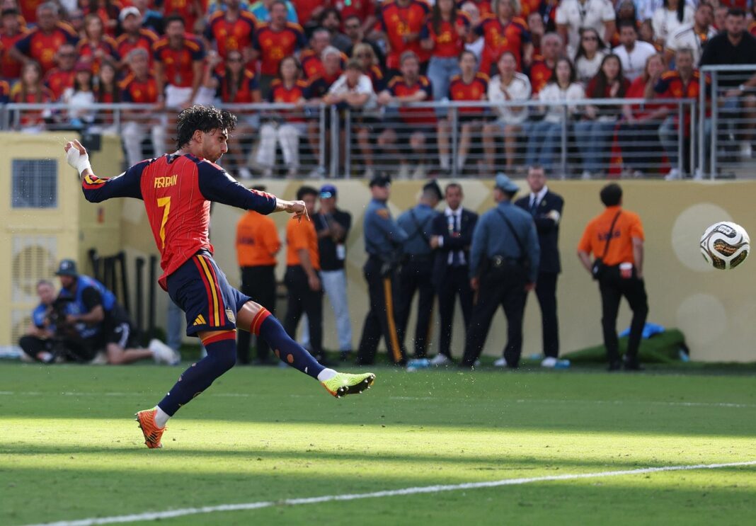 Jugador Ferran Torres celebrando gol en final de la Copa del Mundo