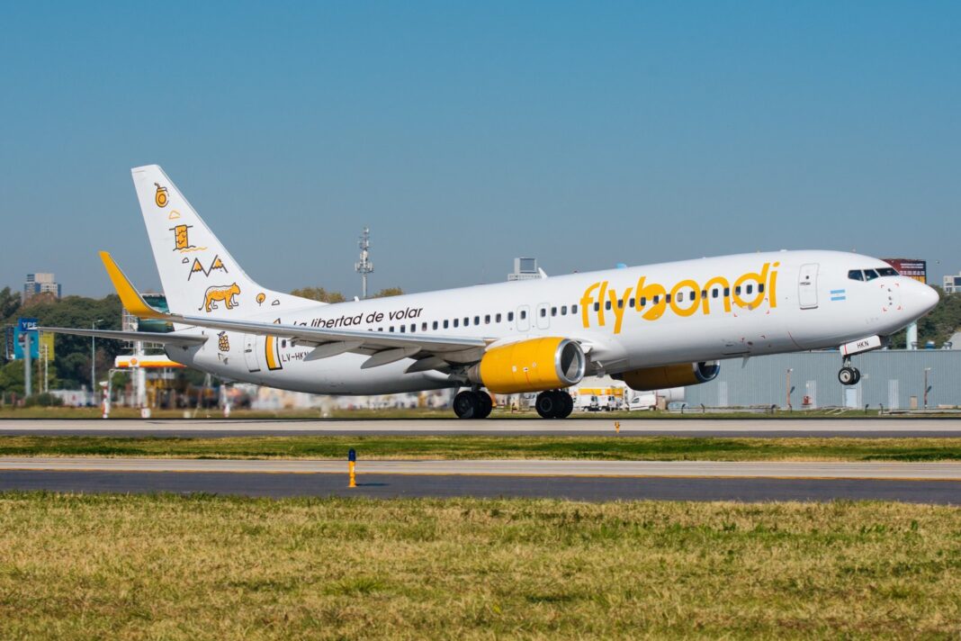 Avión de Flybondi en pista de aeropuerto