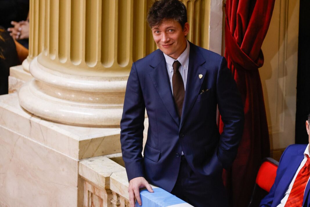 Javier Milei firmando un decreto en la Casa Rosada