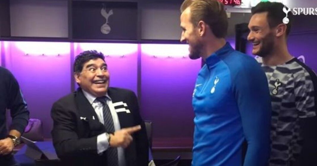 Diego Maradona y Harry Kane en el vestuario del Tottenham en 2017